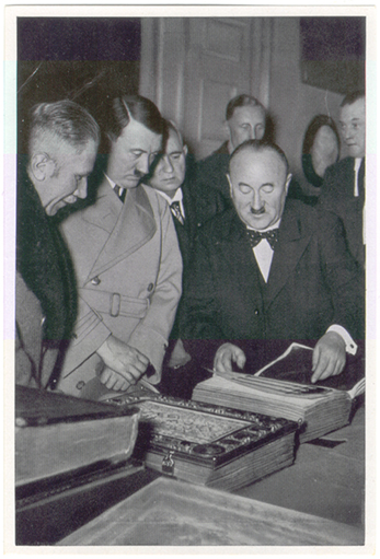 Bild nr 97, &quot;Vid överlåtandet av ett värdefullt bokverk som Führern förvärvat förevisas det bayerska stadsbibliotekets skatter&quot;